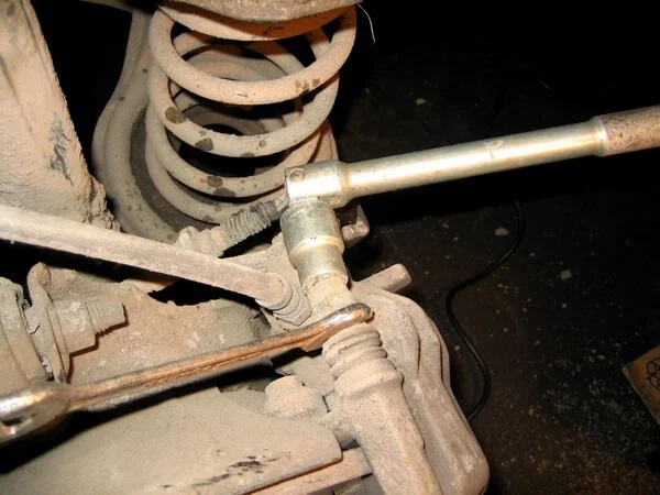 откручивание болта крепления суппорта снятие суппорта Форд Фокус 2