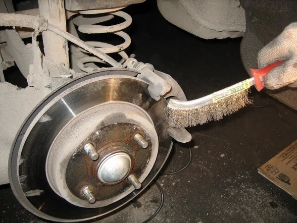 чистка тормозного диска чистка заднего тормозного диска