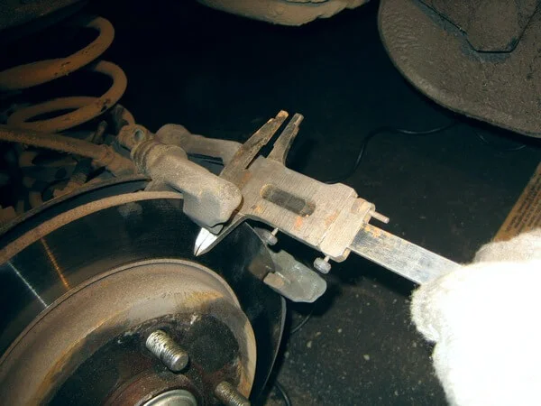 измерение толщины тормозного диска измерение толщины заднего тормозного диска