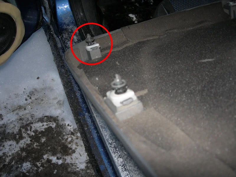 Installing the clip into the door card Ford Focus 2