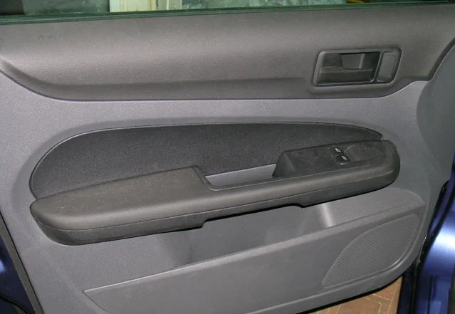Removing the front door card on a Ford Focus Mk2