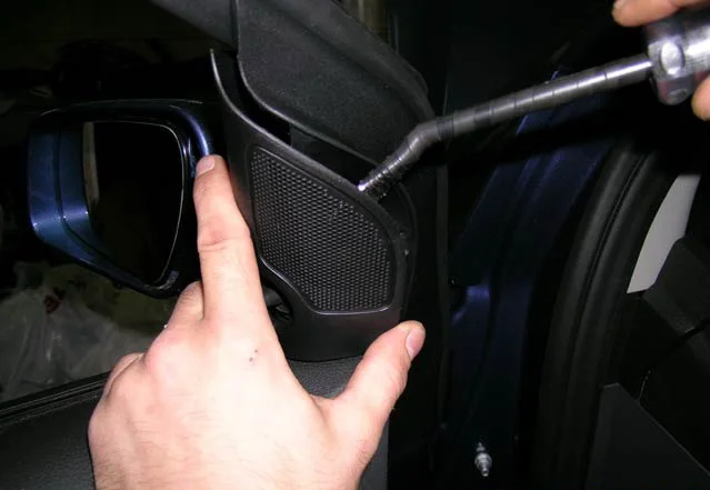 Removing the tweeter mesh on a Ford Focus Mk2