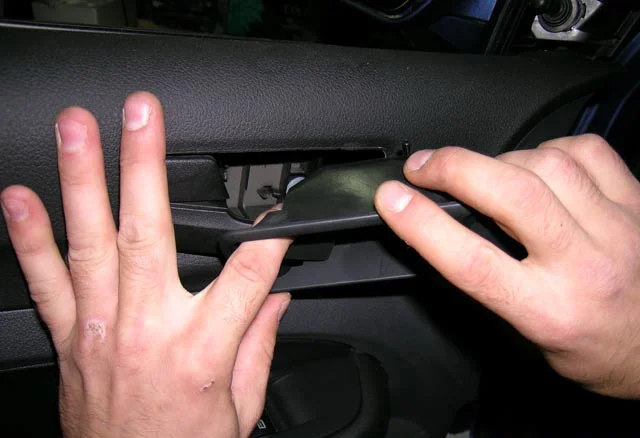 removing the handle surround Ford Focus Mk2