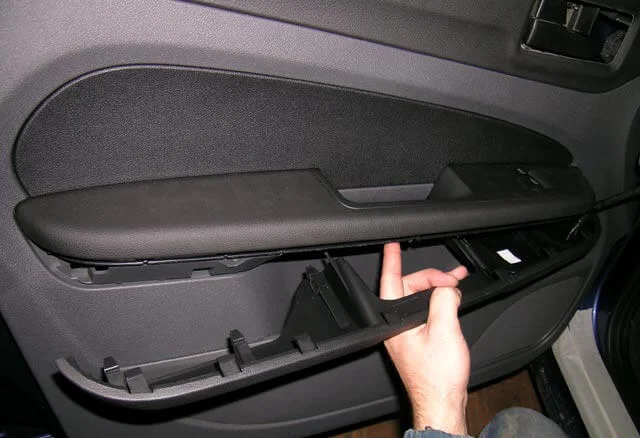Removing the front door armrest Ford Focus 2