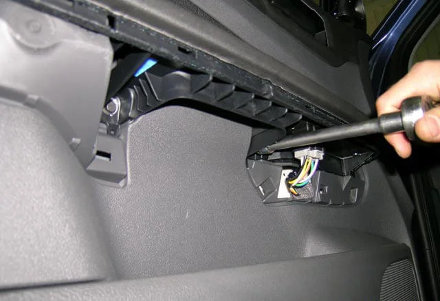 Unscrewing the front door card mounts Ford Focus Mk2