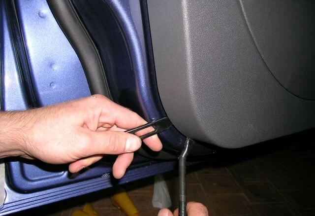 Removing the front door card Ford Focus 2