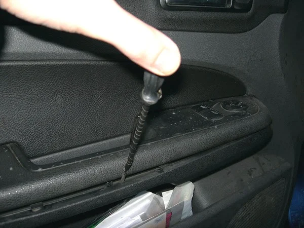 Removing the front door armrest Ford Focus 2