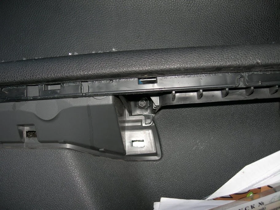 mounting points of the front door card Ford Focus 2