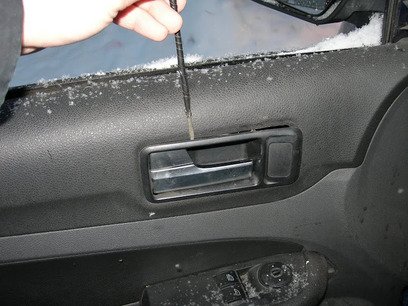 removing the front door handle surround Ford Focus 2