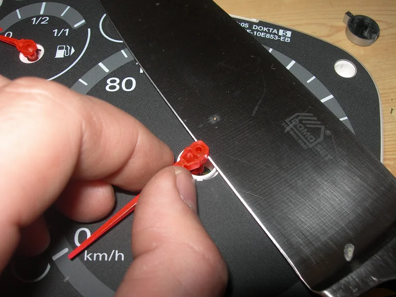 Снятие стрелки панели приборов Форд Фокус 2