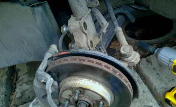 Откручивание стойки амортизатора от поворотного кулака Королла