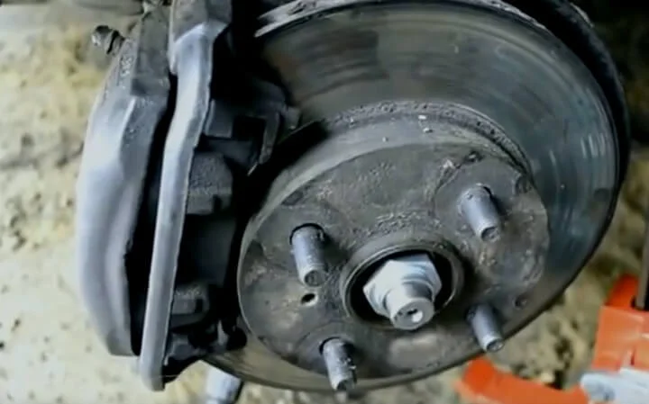 Откручивание гайки ступицы Тойота Королла Е150