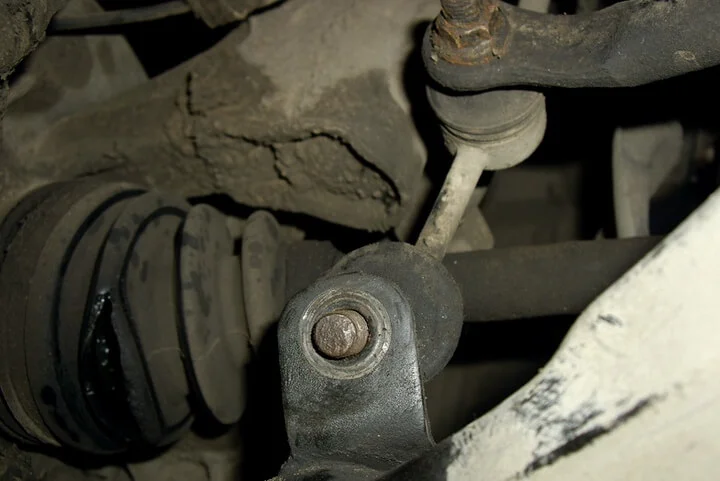 Снятие стойки стабилизатора поперечной устойчивости Королла