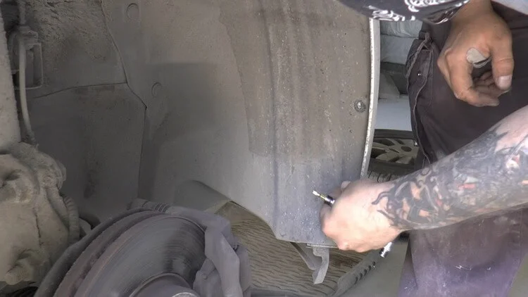 Снятие подкрылка Авео Т300