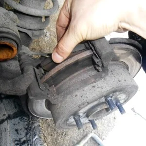 Замена задних тормозных колодок Toyota Corona