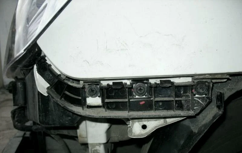Защелки крепление бампера под фарой Защелки крепление бампера под фарой