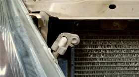 Замена радиатора Mazda Verisa