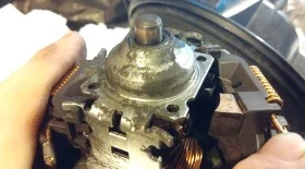 Осмотр и смазывание втулок моторчика печки Ford Focus 1