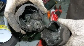 Осмотр приводного вала и замена смазки ШРУСа Форд Фокус