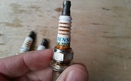 Осмотр свечи на неисправности