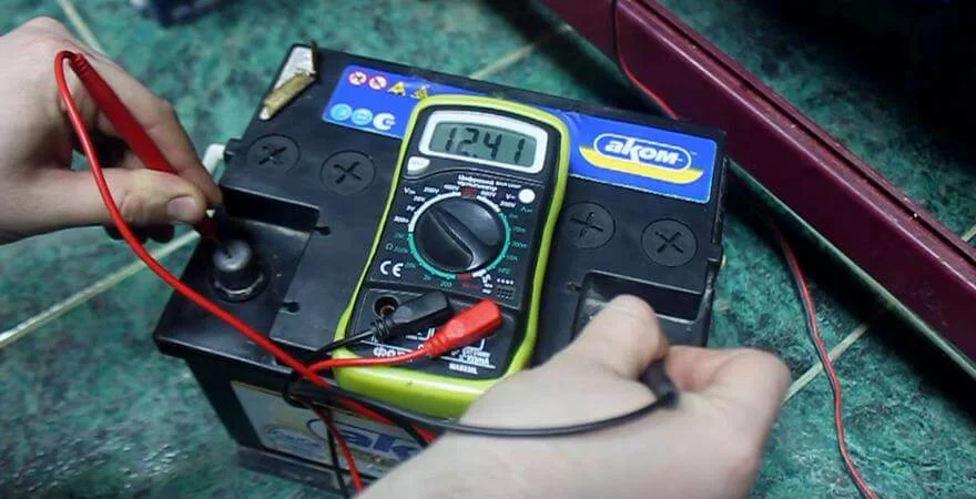Проверка аккумулятора вольтметром