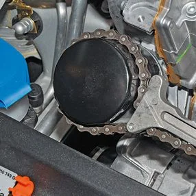 Процедура откручивание масляного фильтра съемником