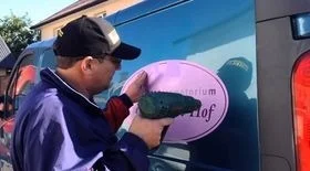 Наклейка на кузове автомобиля - как наклеить и убрать пленку