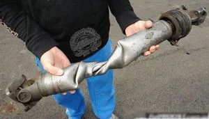 Поврежденный карданный вал
