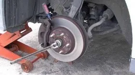 Как открутить гайку ступицы