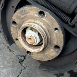 Как открутить гайку ступицы