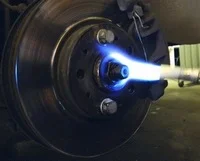 Откручивание гайки ступицы после нагрева горелкой