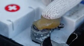 Чем смазать клеммы аккумулятора