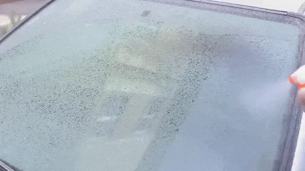 нанесение размораживателя на стекло