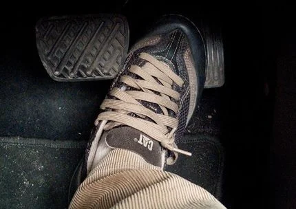 Тормозит рывками