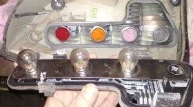 Замена ламп в заднем фонаре Opel Zafira A