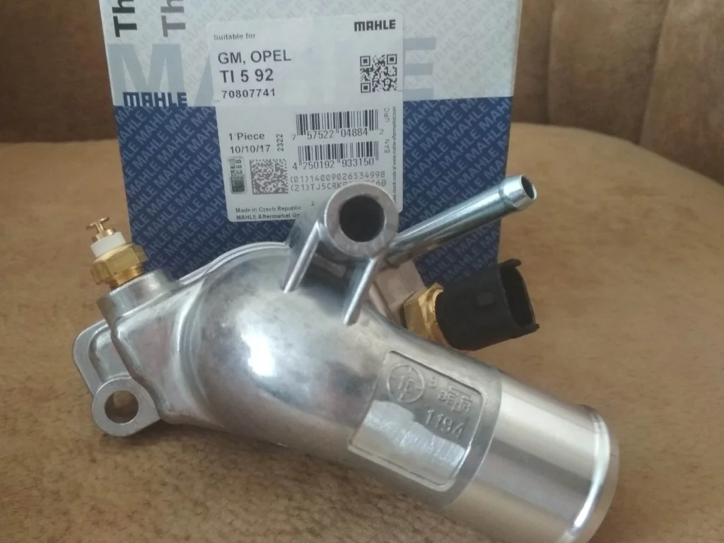 Термостат Опель в сборе с датчиками и корпусом