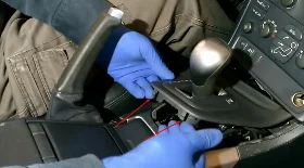 Замена чехлов ручки АКПП и ручника Вольво С60