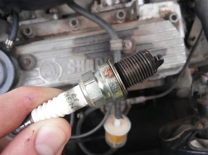 Заливает свечи на холодную