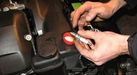 Заливает свечи на холодную