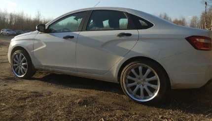 Веста на 19-дюймовых дисках