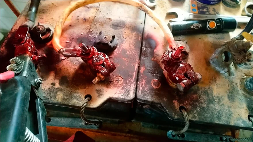 Процесс обработки клемм АКБ