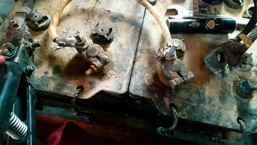 Грязные клеммы аккумулятора