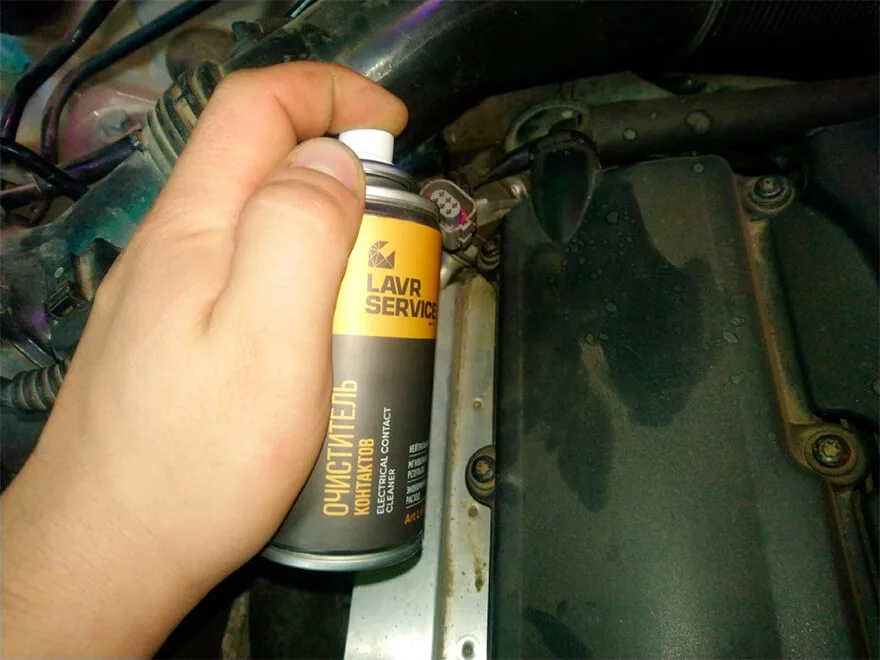 Процесс обработки контактов специальным средством