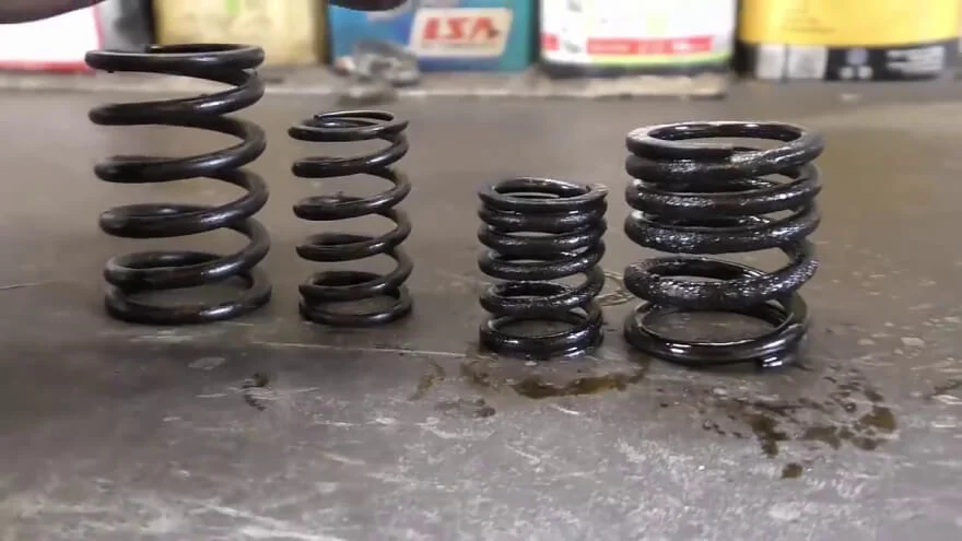 Пружины клапанов Пружины клапанов, снятые с двигателя (справа)