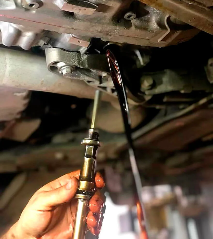 Выкручивание сливной пробки