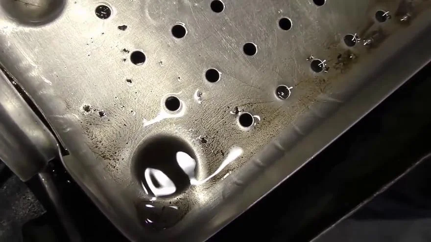 Бензин со следами грязи