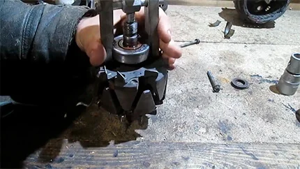 Использование двухзахватного съемника для демонтажа подшипника