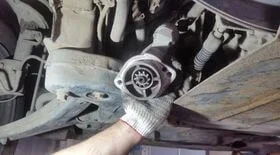 Почему стартер не крутит на горячую