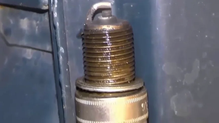 Свеча зажигания в масле Резьба свечи зажигания в масле