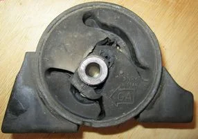 Разорванная опора двигателя